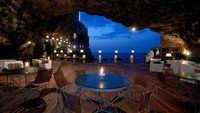 Kalau ini restoran di dalam gua batu kapur. Namanya Grotta Palazzese di Italia. Lokasi restoran benar-benar di luar ruangan dengan pemandangan gua yang sudah terukir alami. Foto: Istimewa