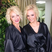 Punya ibu yang masih cantik, awet muda dan terawat membuat penampilannya tak jauh seperti anak. Seperti pada foto ini, di mana sang ibu menggunakan lipstik merah. 