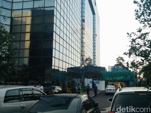 Geledah Kantor First Travel, Penyidik Bareskrim Bawa 2 Tas