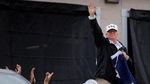 Foto: Ini Topi yang Bikin Trump Dikritik Saat Kunjungi Korban Badai