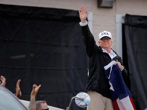 Pakai Topi Saat Kunjungi Korban Badai, Trump Banjir Kritikan