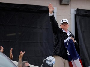 Trump Sumbangkan Rp 13 Miliar untuk Korban Badai Harvey