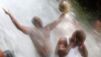 Haiti diberkahi keindahan alam yang rupawan. Salah satunya adalah air terjun Saut-dEau, yang juga menjadi tempat ritual oleh penduduk sekitar (Reuters)