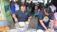 Para pekerja di Rumah Makan Gulai Kambing Ridha Ilahi yang ada di kawasan Simpang Surabaya, Banda Aceh sedang sibuk meracik sie kameng atau kari kambing. (Foto: Agus Setyadi)