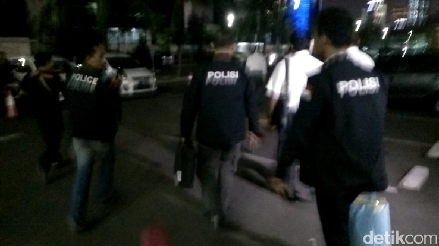  Tim penyidik Bareskrim Polri menggeledah ruangan yang ditempati First Travel di gedung Atrium Mulia Suite 101, Jl HR Rasuna Said, Jaksel