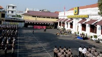 Polrestabes Surabaya secara konsisten menggelar wisdua purna tugas sebagai penghormatan kepada mereka yang telah mengabdi tanpa batas.