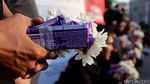 Asyik, Kontras Bagi-bagi Bunga dan Cokelat