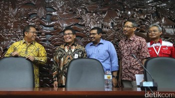 Menkominfo menceritakan gangguan Telkom 1 bukan karena pergeseran orbit, melainkan karena baterainya yang sudah tidak berfungsi hingga bahan bakarnya habis, sehingga keluar dari orbit.