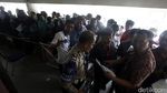 Penampakan Antrean Warga Jelang Berakhirnya Pemutihan Pajak