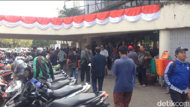 Jelang berakhirnya pemutihan, warga mengantre di Samsat Jakarta Timur