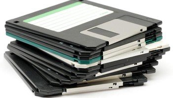 Disket semacam ini jadi andalan untuk menyimpan tugas kuliah meski kapasitasnya begitu kecil dan rentan terkena virus. Foto: Istimewa