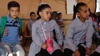 Selain Jana, ada 64 anak-anak Palestina lainnya yang sekolahnya terlantar akibat dihancurkan oleh Israel. Mereka berasal dari kelas satu hingga kelas empat.