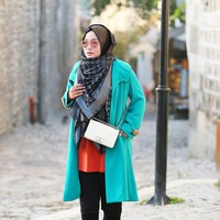 Louis Vuitton monogram shine shawl warna hitam seharga US$ 675 atau sekitar Rp 9 jutaan. Foto: Dok. Instagram @anniesahasibuan