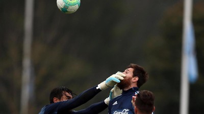 Hap! Wajah Messi Ditangkap Romero