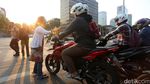 Asyik, Kontras Bagi-bagi Bunga dan Cokelat