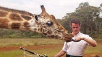 Sempat pula Jennings Bertemu jerapah yang bersahabat setelah memainkan bagpipe (thefirstpiper/Instagram)