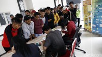 Mulai dari kelengkapan dokumen, barang bawaan hingga fisik diperiksa dengan detail mengikuti prosedur yang berlaku.