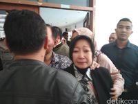Atty Suharti saat meninggalkan ruang sidang.