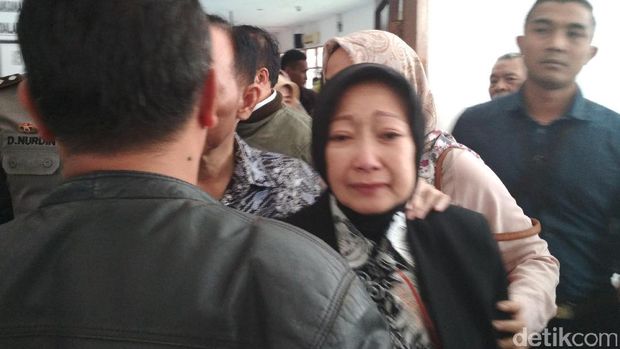 Eks Walkot Cimahi Atty Suharti Menangis Usai Divonis 4 Tahun Bui
