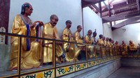 Foto: Sosok Buddha di ruangan ini digambarkan dengan sangat unik. Ada yang beralis tebal, nermata melotot, berjidat lebar, dan beragam bentuk wajah lainnya (Wahyu/detikTravel)