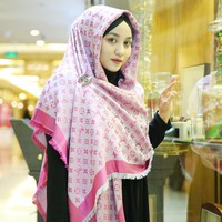 Louis Vuitton monogram neo denim shawl (fuschia) seharga US$ 590 atau sekitar Rp 7,7 jutaan. Foto: Dok. Instagram @anniesahasibuan