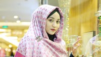 First Travel digawangi sepasang suami istri, Andhika dan Anniesa. Mereka dibantu adik Anniesa, Siti Nuraida. Dengan bendera First Travel, puluhan ribu orang berbondong-bondong menyetor uang dengan tujuan berangkat umrah. Salah satu alasan masyarakat karena harga yang ditawarkan First Travel sangat miring. Di kala travel lain mematok harga Rp 20 jutaan, First Travel berani menawarkan rate Rp 10 juta hingga Rp 13 jutaan.