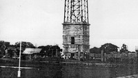 Hingga tahun 1963, pondasi, dinding tugu bagian dasar dan bentuk obelisk atau bangunan yang menjulang telah selesai. Namun sempat terhenti pembangunannya karena ada peristiwa G-30S/PKI. Dok. Adhi Karya.