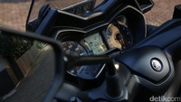 9. Speedometer analog yang dikombinasikan dengan LCD berukuran besar  Foto: Khairul Imam Ghozali