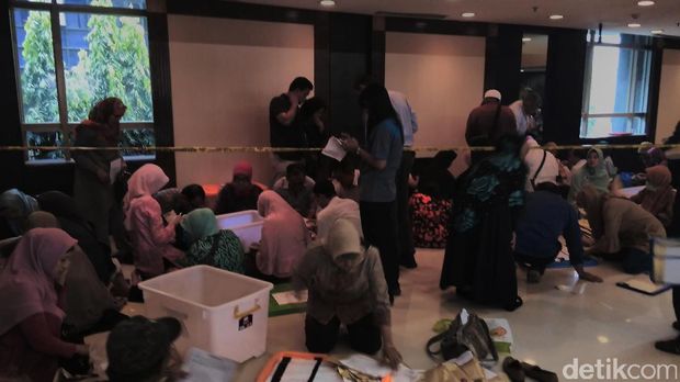 Puluhan jemaah korban First Travel mencari paspor mereka masing-masing