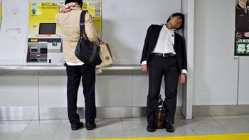 Meski bekerja di perusahaan besar dan penampilan berjas, sebenarnya banyak diantara mereka menerima gaji yang tergolong rendah. (Foto: David Tesinsky)