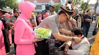 Salah seorang PNS yang memaksakan diri ikut wisuda purna tugas meski harus duduk di kursi roda.