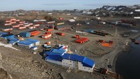 Di sana disediakan 14 rumah yang ukurannya besar mampu menampung hingga 10 orang. Disediakan pula klinik untuk berobat, gym, laboratorium penelitian, sekolah dan akses internet. Kabarnya, dibangun juga base militer Chile (Basett Al-khattali/Facebook)