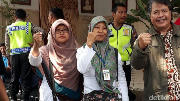 Suka Cita Bunda Sitha Ditangkap KPK, PNS Tegal Cukur Gundul Massal Suka Cita Bunda Sitha Ditangkap KPK, PNS Tegal Cukur Gundul Massal