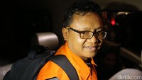 Sebelumnya KPK telah menahan 2 tersangka dalam kasus ini, yakni Bunda Sitha dan Amir Mirza. Sebelumnya ketika akan diberangkatkan ke rutan, Bunda Sitha berkata hanya menjadi korban.