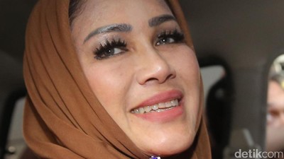 Foto: Senyuman Bunda Sitha Saat Ditahan KPK dan Berompi Oranye