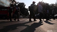 Dewan Nasional Indonesia untuk Kesejahteraan Sosial (DNIKS) memantau fasilitas jalur pedestrian di kawasan Jalan Sabang dan Kebon Sirih, Jakarta Pusat, Rabu (30/8/2017).
