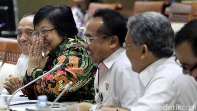 Siti Nurbaya Raker dengan Komisi VII DPR