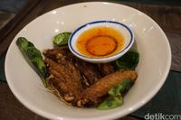 Yuk, Ngemil <i>Chicken Wings</i> Berbalut Keju dan Saus Thailand Malam Ini!