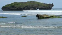 Pantai di Gunungkidul yang satu ini memiliki ombak yang ganas. Tetapi, panoramanya pun juga tidak kalah indah. Traveler yang suka surfing dapat mengunjungi pantai yang satu ini (Kemalkei/dTraveler)