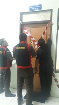 Kejari melakukan penyegelan pada beberapa ruang di PG Krembung