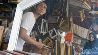 Yups, ia adalah Penjual figura yang berada di Jalan Sukalila Selatan Kota Cirebon, Farhan Wijaya (36) atau lebih dikenal dengan nama Joko Tole.