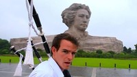 Ross OC Jennings merupakan traveler asal Skotlandia. Pria berusia 27 tahun ini berambisi bisa mengunjungi berbagai negara, dan memainkan bagpipe, alat musik yang mirip dengan terompet dan berasal dari Skotlandia sambil mengenakan kilt, pakaian tradisional Skotlandia (thefirstpiper/Instagram)