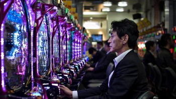 Selain minum, cara jitu lainnya untuk hiburan adalah bermain game. (Foto: David Tesinsky)