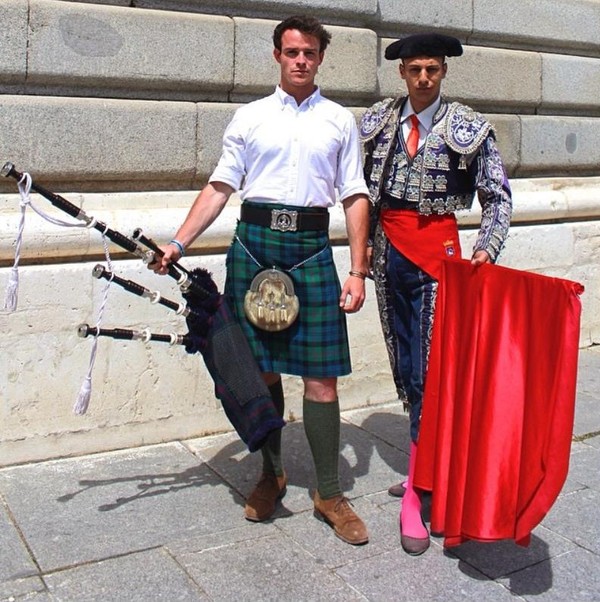 Selanjutnya ia mendatangi negara-negara di Afrika Eropa Barat, traveling ke pegunungan di China, bahkan bermain bagpipe di depan Taj Mahal di India (thefirstpiper/Instagram) Selanjutnya ia mendatangi negara-negara di Afrika Eropa Barat, traveling ke pegunungan di China, bahkan bermain bagpipe di depan Taj Mahal di India (thefirstpiper/Instagram)