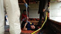 Elih, seorang nenek tunawisma, tewas mengenaskan akibat aksi gerombolan yang mengaku mabuk itu. Elih tak tahu apa-apa, hanya menumpang istirahat. Mendudukkan badannya yang lelah. Foto: Bil Wahid/detikcom