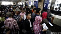 Ada juga yang duduk di lantai untuk menunggu panggilan dari petugas samsat. Terlihat juga masyarakat yang lain sibuk mengisi formulir pendaftaran.