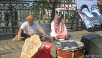 Ulah bohong wae ka rakyat (jangan bohong terus ke rakyat), rakyat sudah minum air mata berabad-‎abad, kalian akan bertanggung jawab di akhirat kelak, kata Matdon saat melakukan aksi teatrikal di depan Gedung Sate, Jalan Diponegoro, Kota Bandung, Rabu (30/8/2017)/ Foto: Mukhlis Dinillah