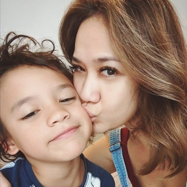 BCL mengaku tidak memiliki masalah kulit yang berarti. Hanya saja dia percaya bila merawat kulit dengan benar dan bertahap, maka kulit akan sehat. Nggak ada perawatan yang mahal, yang penting harus tiap hari karena aku nggak percaya dengan perawatan instan, katanya.