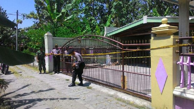 Polisi melakukan olah TKP