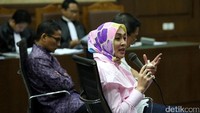 Sementara Angelina Sondakh yang akrab disapa Angie mengatakan seluruh anggota DPR dari fraksi Demokrat harus mengikuti perintah Nazaruddin. Jika menolak perintah, maka Nazaruddin akan merotasi jabatan kader Demokrat.